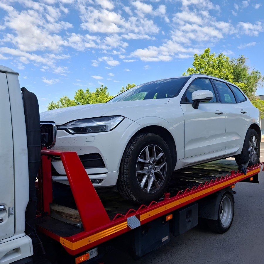 Vehículo Volvo blanco transportado sobre una grúa de Grúas Víctor